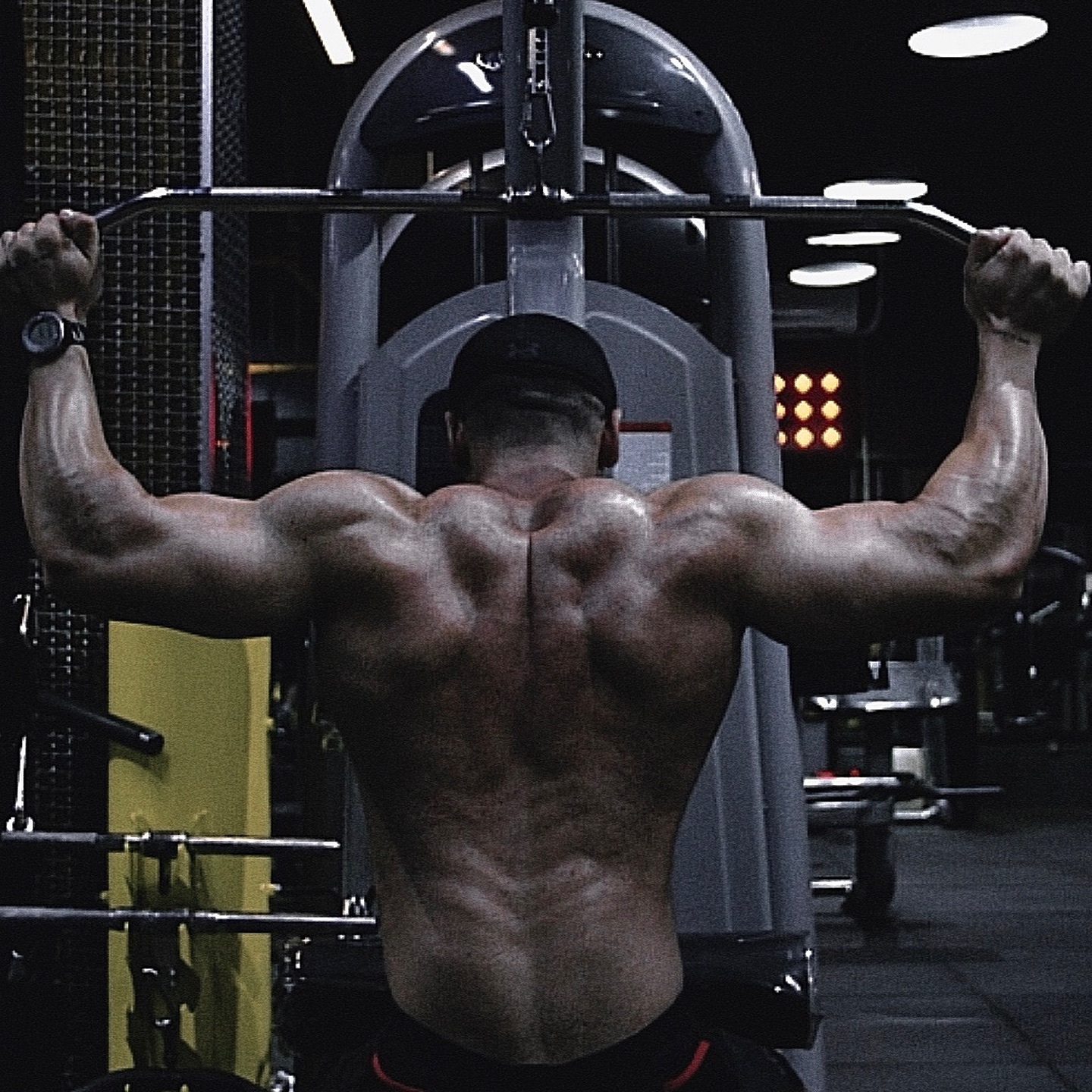 Arash Alikhaniyan training back on a lat machine